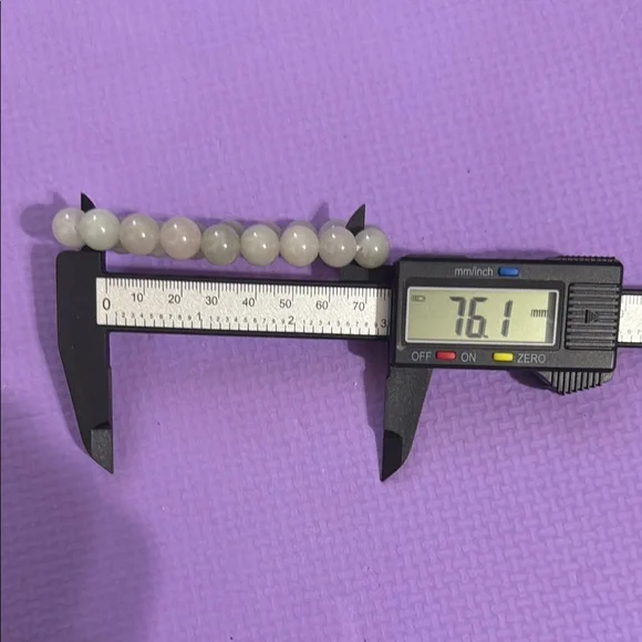 10mm Elegant Green Jade Beaded Bracelet - Picture 3 of 5